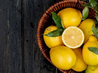 Как выжать лимон до последней капли без соковыжималки: простой кухонный трюк