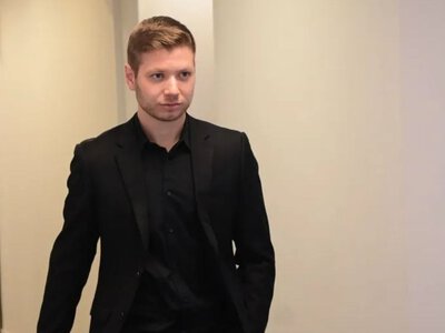 В спешке и без вещей: сына Нетаньяху срочно эвакуировали из США
