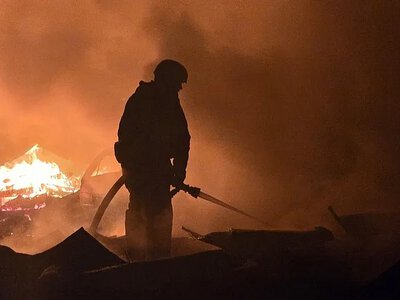 Россияне снова атаковали Киев: горят многоэтажка и склады