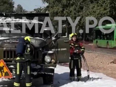  Грузовик ЗИЛ загорелся на проспекте Толе би в Алматы 