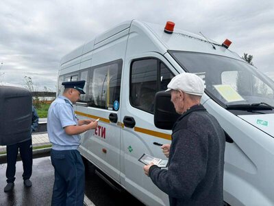 Полицейские проверяют школьные автобусы перед началом учебного года в СКО