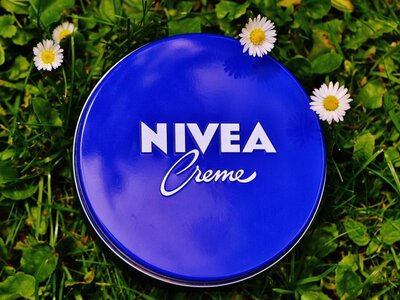 Чи можна наносити класичний Nivea на обличчя: кому він підходить, а кому ні