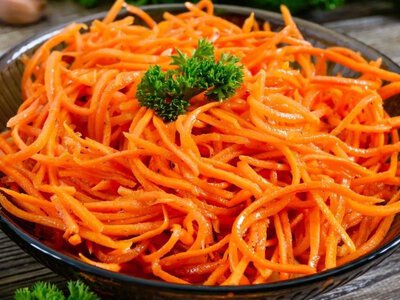 Морковь по-корейски как на рынке: главный секрет хрустящей закуски знают не все