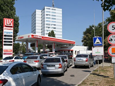 Російська паливна криза поглиблюється: наприкінці серпня заводи виробляли лише 70% потрібного бензину
