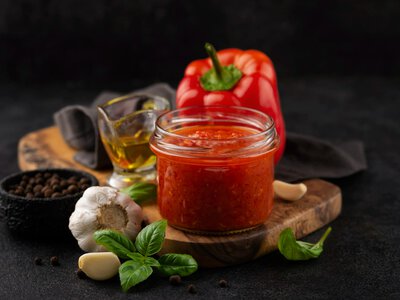 Домашняя острая аджика с яблоками: проверенный рецепт на зиму