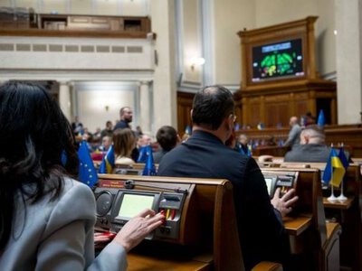 Рада может продолжить работу во время тревог: депутаты обсуждают голосование через телефоны