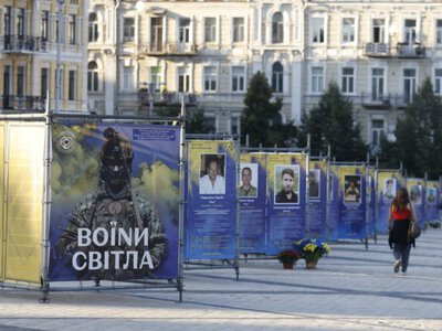 В Киеве открыли Аллею героев Воины света: на экспозиции представлены 520 историй павших защитников и защитниц Украины
