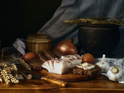 Хранится месяцами без морозилки: проверенный сухой способ засолки сала в банках