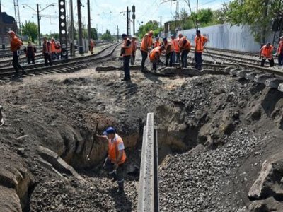 Россия ударила баллистикой по железнодорожному депо в Киеве: погибли семь человек