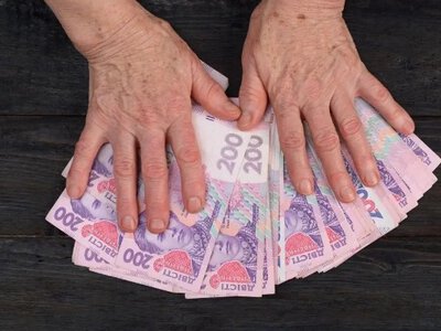 Международный фонд будет предоставлять украинцам по 900 гривен в месяц: как получить деньги