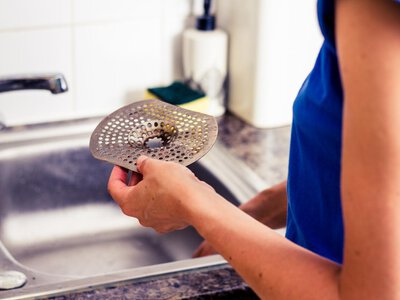 З раковини повільно йде вода і з’явився запах: як прочистити злив без агресивної хімії