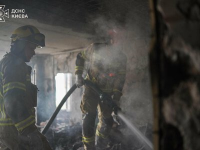 Огонь охватил многоэтажку: в Киеве людей вытаскивали из поврежденного дома
