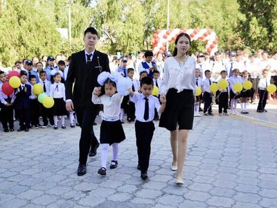 ДЕНЬ ЗНАНИЙ: В КЕНТАУ ПЕРВЫЙ ШКОЛЬНЫЙ ЗВОНОК ДАЛИ ПЕРВОКЛАССНИКИ-БЛИЗНЕЦЫ
