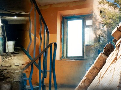  Кирпичи с крыши аварийного дома в Астане могут упасть в любой момент 