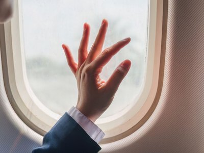 Невидимая грязь в салоне: бортпроводники назвали места, к которым лучше не прикасаться