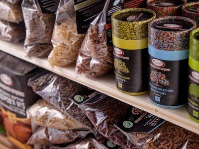 Украинцев официально призвали самостоятельно запастись продуктами и питьевой водой на 7-12 дней