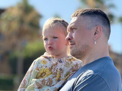 Александр Усик отправился на отдых в Испанию: редкие семейные фото с женой и тремя детьми