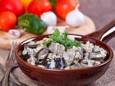 Баклажаны по вкусу как жареные грибы: простой рецепт со сметаной и луком