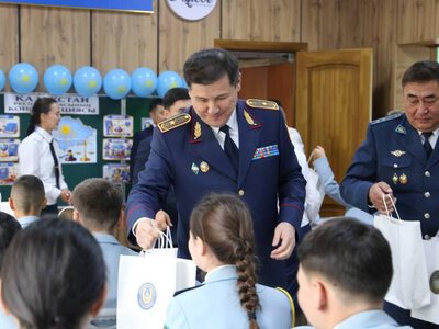 Безопасность и забота: полицейские поздравили школьников с Днем знаний в Актюбинской области