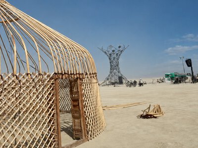 11 юрт, 11 тысяч километров и еда для 5 тысяч гостей: как казахский аул появился на Burning Man 