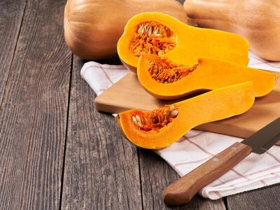 Не мучайтесь с ножом: как быстро снять твердую кожуру с тыквы