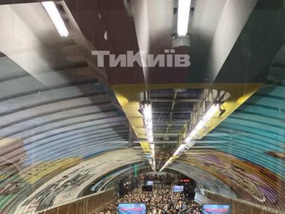 В Киеве из-за длительной воздушной тревоги возник транспортный коллапс: станции и остановки переполнены