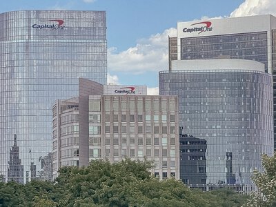Сенаторка США вимагає від Capital One пояснень через закриття рахунків, пов’язаних із Трампом