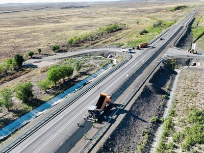  Большегрузы повреждают новый участок трассы в Казахстане 