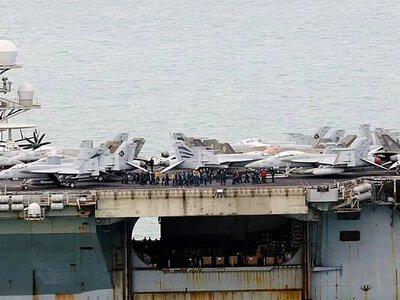 Американский авианосец после 286 дней в море пришвартовался в Таиланде: корабль покрыт ржавчиной
