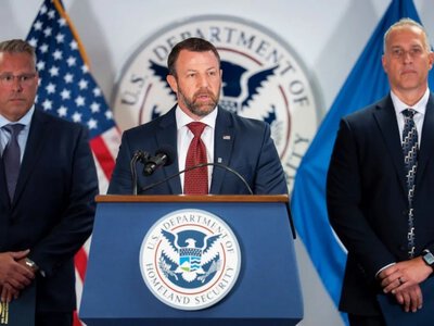 Самолёт с министром внутренней безопасности США сел на одном двигателе - The Wall Street Journal