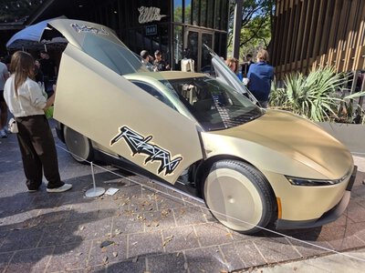 Эра роботакси началась: Tesla официально вывела на дороги коммерческий Cybercab без руля и педалей