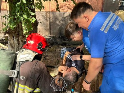  Мужчину спасли из горящей квартиры в Таразе, из дома вывели 23 человека 