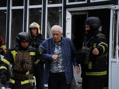 В Киеве загорелся 9-этажный дом после удара со стороны РФ: 25 людей эвакуировали