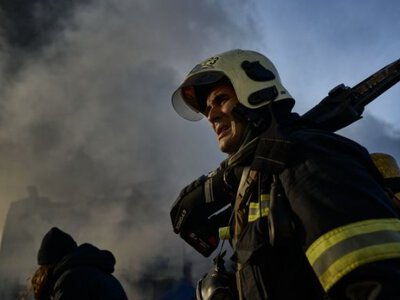 Пламя посреди дороги: ГСЧС Киева заблокировала движение, - ФОТО