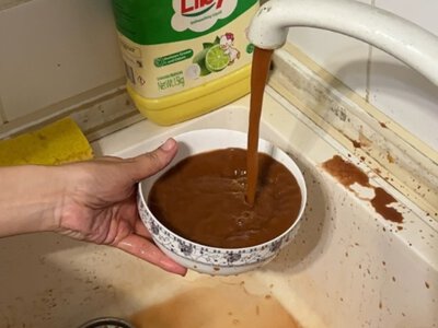  «Какао прямо из-под крана» : ЖК после жалобы на ржавую воду проверило «Алматы Су» 