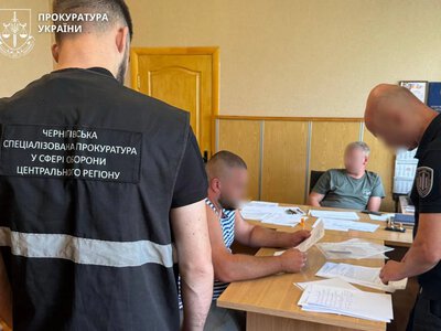 Били ногами и заламывали руку: военнослужащим ТЦК в двух областях объявили о подозрении