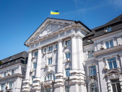 Дрон РФ попал в здание СБУ в центре Киева, Зеленский пообещал «зеркальный» ответ