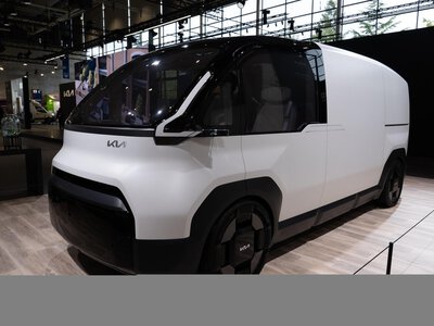 Kia готує великий електричний фургон PV7: новинка стане старшим братом популярного PV5