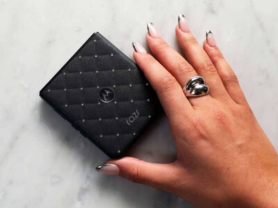 Motorola представила смартфон-раскладушку Razr 70 с 36 кристаллами Swarovski