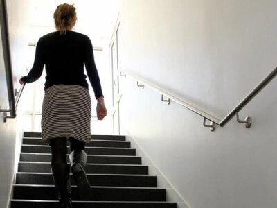 Підйом сходами замість ліфта пов’язали зі зниженням ризику передчасної смерті