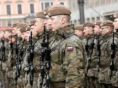Польша готовится к мобилизации: граждане получают специальные карты