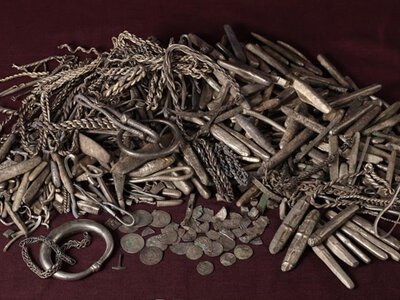 Мужчина из Дании обнаружил у себя в саду 18-килограммовй клад викингов