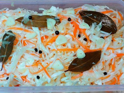 Маринована капуста за добу: хрустка закуска з морквою та гарячим маринадом