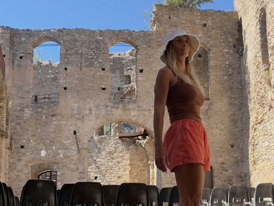 Леся Цуренко очаровала фанатов яркими кадрами прогулки по старинному городу в Италии
