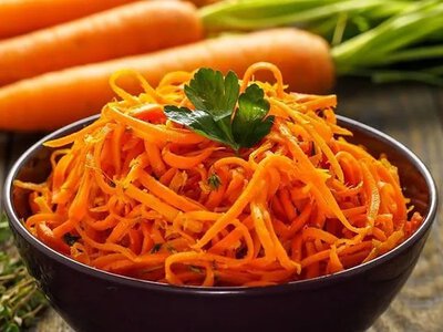 Морква по-корейськи з кунжутом: домашня закуска з гарячою ароматною олією