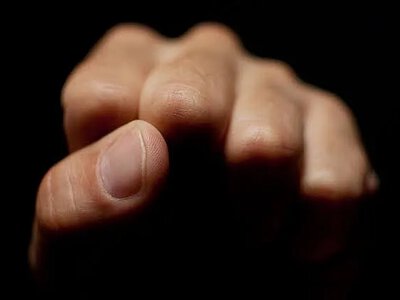 Ударил подростка и женщину: в Николаевской области мужчина получил 100 часов общественных работ