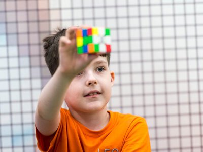 Не розважайте дитину весь час: звичайна нудьга може допомогти розвивати творчість
