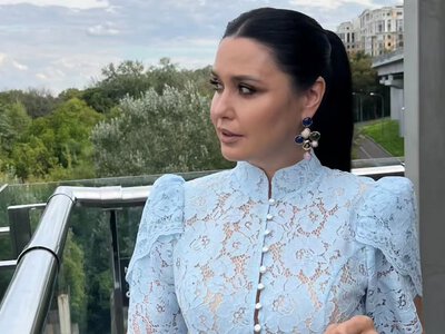 Барбір у небесно-блакитному мереживі з баскою попозувала на хіднику Одеського кінофестивалю (фото)