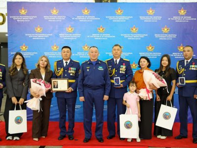  Военных летчиков наградили после тушения крупных пожаров в регионах Казахстана 