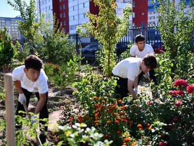 От чистого двора — к чистому будущему: в Актобе прошла экологическая акция
